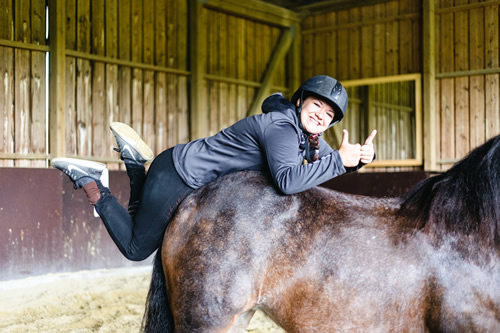 Anna rutscht hinten vom Pferd